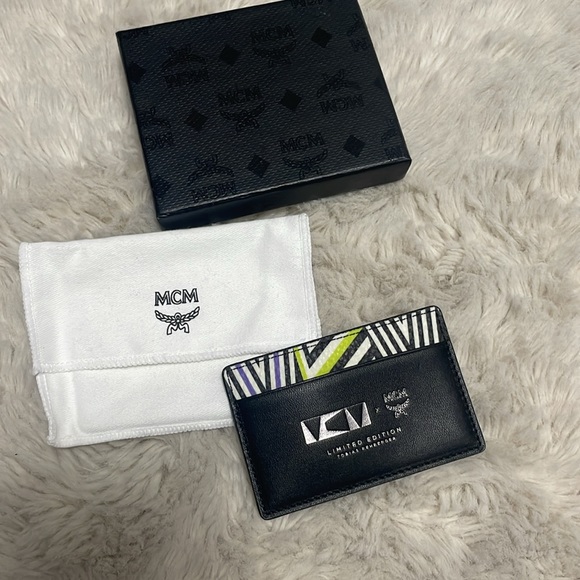 ✨ MCM Limited Edition Tobias Rehberger Cardholder✨ - Picture 9 of 11